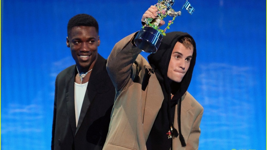 Justin Bieber diện đồ oversized ấn tượng tại Lễ trao giải MTV VMAs 2021