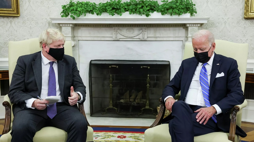 Giây phút ồn ào trong cuộc gặp giữa Tổng thống Biden và Thủ tướng Anh