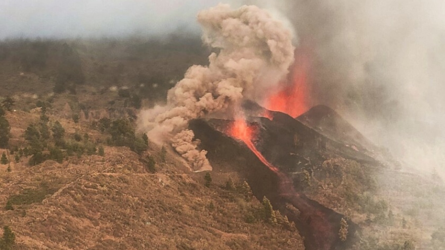 Núi lửa ở Tây Ban Nha thức giấc sau 50 năm, 1.300 dân phải sơ tán
