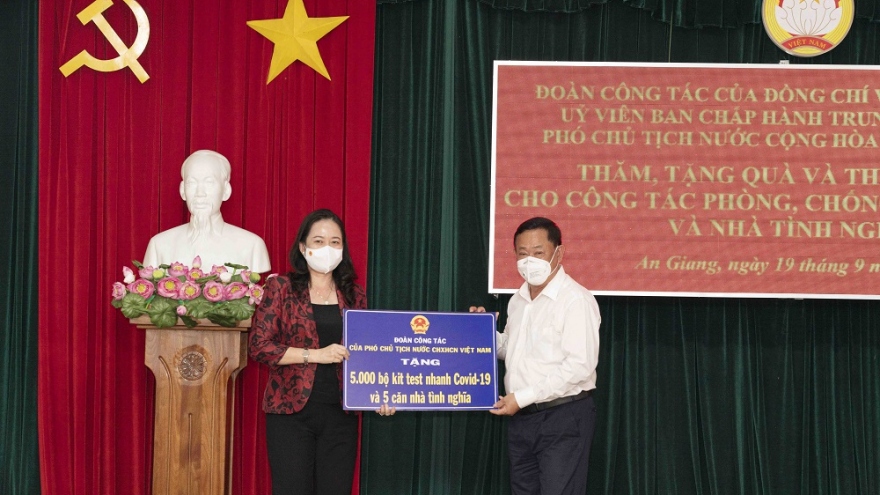 Phó Chủ tịch nước Võ Thị Ánh Xuân trao quà hỗ trợ công tác phòng, chống dịch tại An Giang