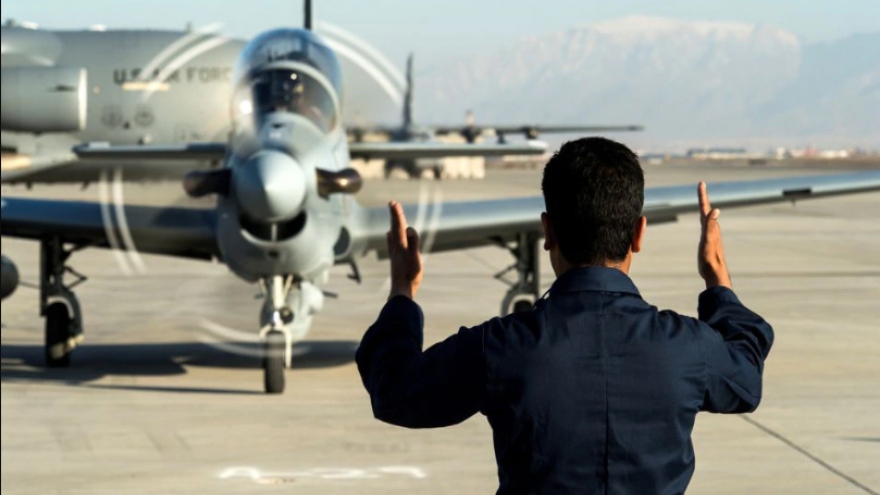 Nỗi bất an của các phi công Afghanistan đang ở Tajikistan chờ sang Mỹ