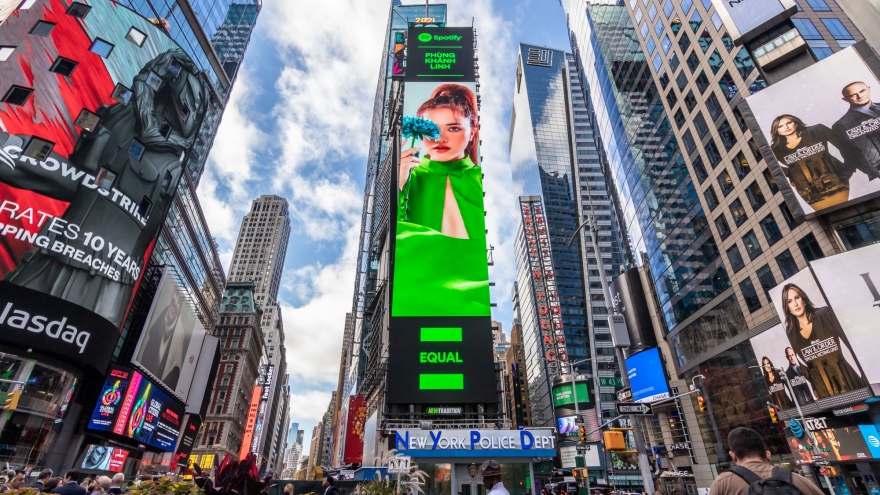 Hình ảnh Phùng Khánh Linh xuất hiện giữa Quảng trường Thời Đại ở New York