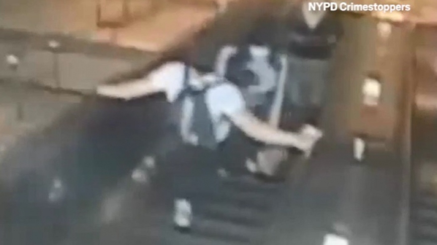 Cảnh sát Mỹ truy tìm thanh niên đá thẳng vào ngực phụ nữ trẻ trên cầu thang cuốn