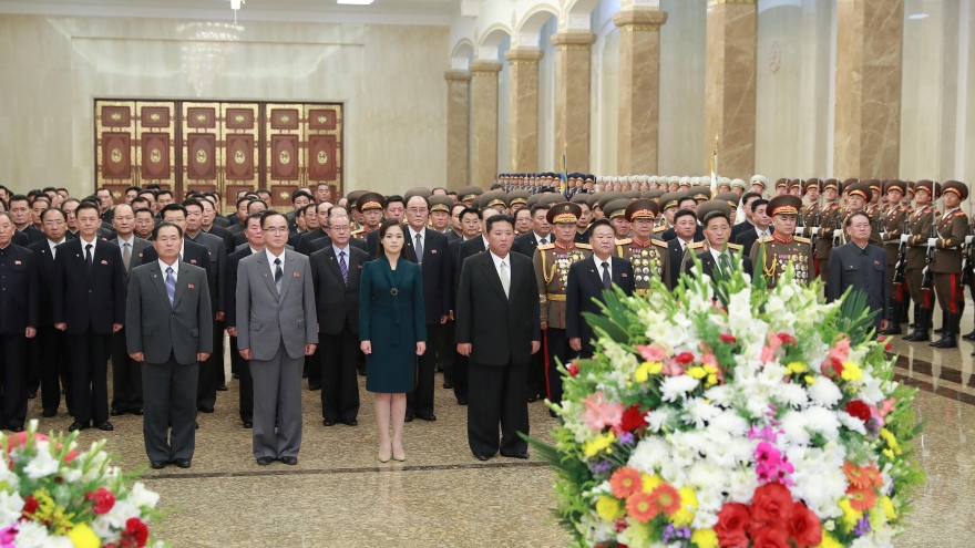 Lãnh đạo Triều Tiên Kim Jong-un viếng các cố lãnh đạo nhân Quốc khánh