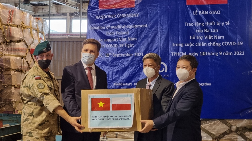 Chính phủ Ba Lan viện trợ Việt Nam lô hàng trang thiết bị y tế gần 84 tỷ đồng