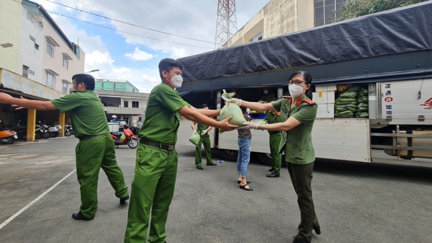 Công an Bình Phước tặng 10 tấn lương thực, thực phẩm hỗ trợ công an TP.HCM