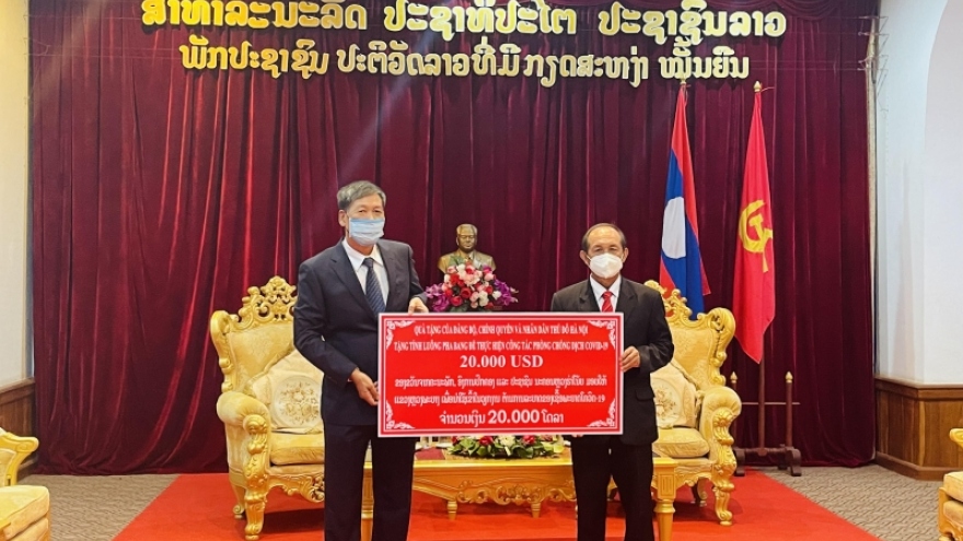 Thành phố Hà Nội hỗ trợ tỉnh Luangprabang 20.000 USD chống dịch Covid-19