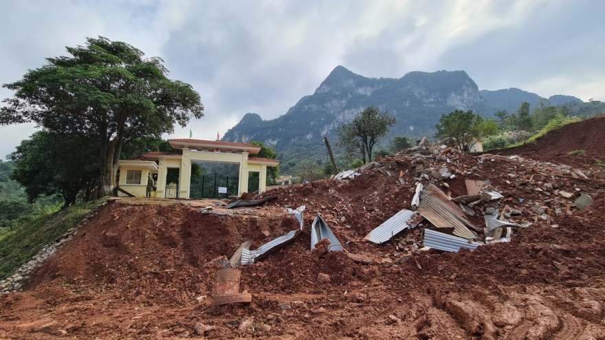 Sạt lở núi ở Nghệ An làm sập 2 nhà dân