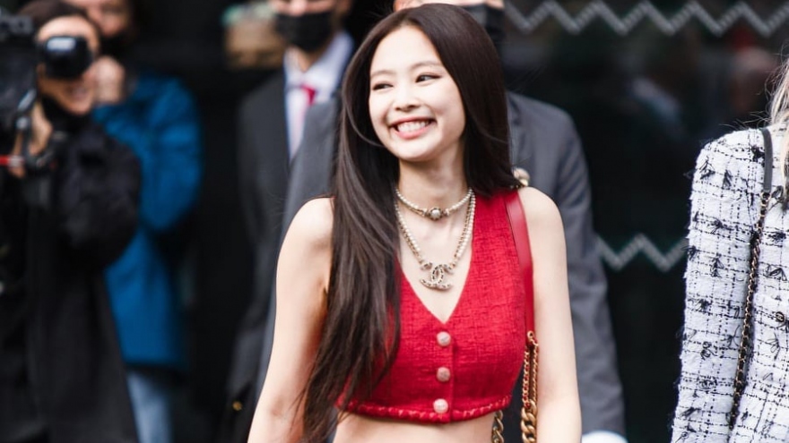 Jennie (BLACKPINK) quyến rũ, khoe eo thon trong thiết kế đỏ rực của Chanel