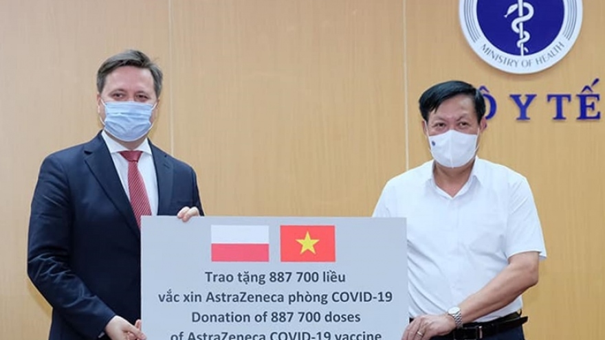 Việt Nam tiếp nhận gần 2 triệu liều vaccine AstraZeneca do Ba Lan và Hàn Quốc hỗ trợ