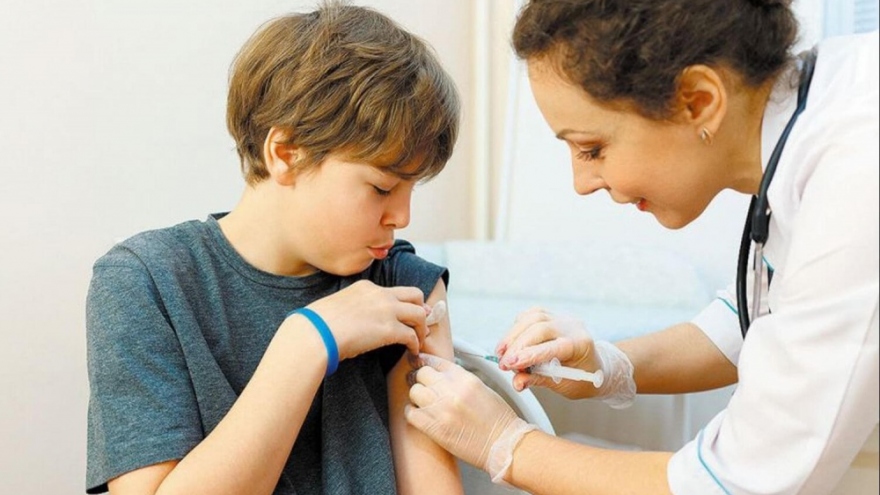 Nga đang thử nghiệm vaccine ngừa COVID-19 cho trẻ vị thành niên