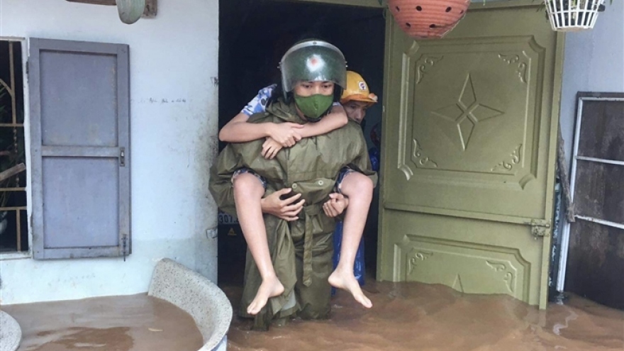 Công an dầm mưa, lội nước cõng dân đến nơi an toàn tại Gia Lai
