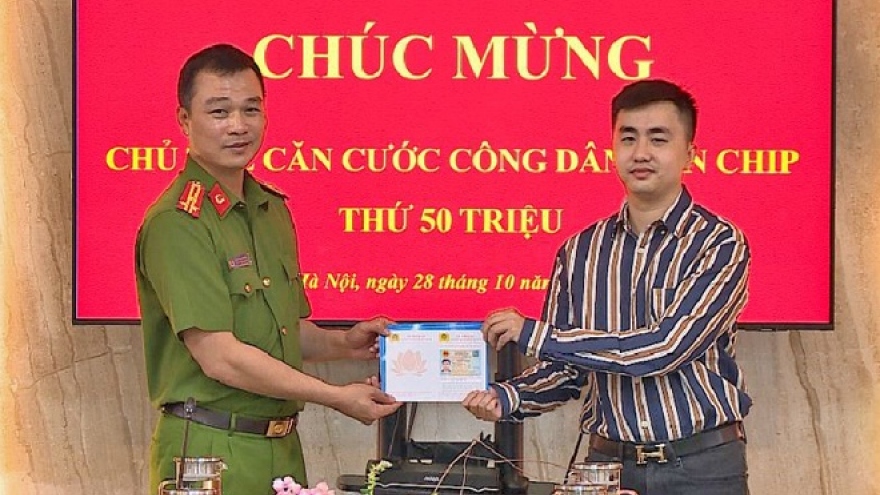 Trao thẻ căn cước gắn chip thứ 50 triệu cho công dân Hà Nội