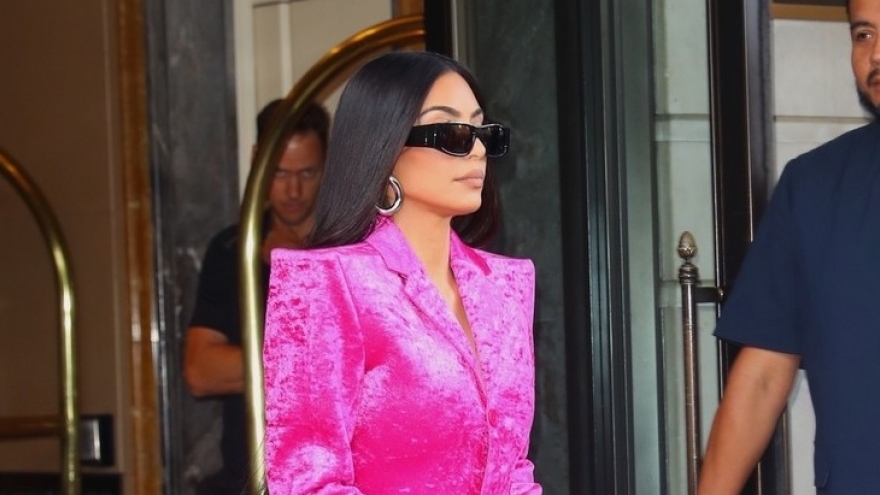 Kim Kardashian phối đồ đẳng cấp với tông hồng nổi bật ra phố