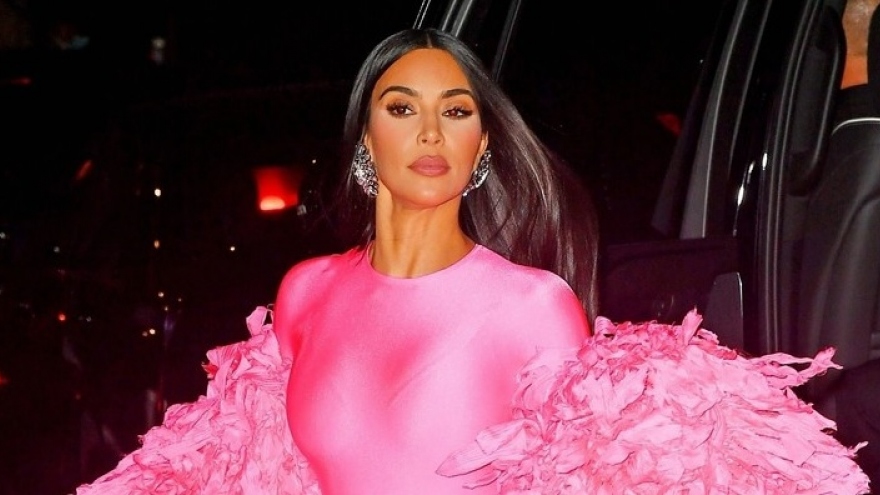 Kim Kardashian diện bodysuit tôn đường cong nóng bỏng tại "Saturday Night Live"