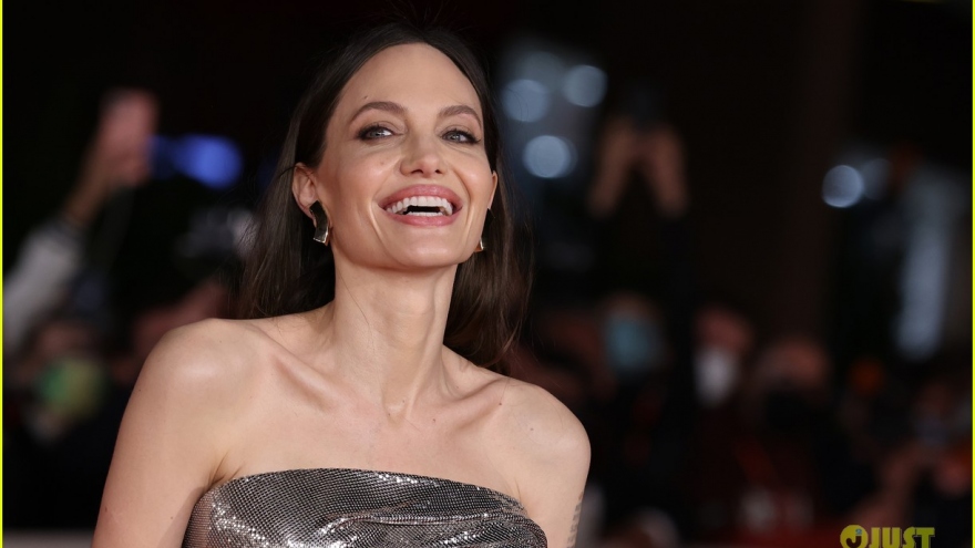 Angelina Jolie thần thái sang chảnh dự LHP Rome cùng hai con gái cưng