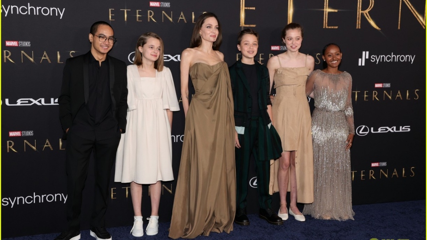 Angelina Jolie gợi cảm dự công chiếu phim cùng các con