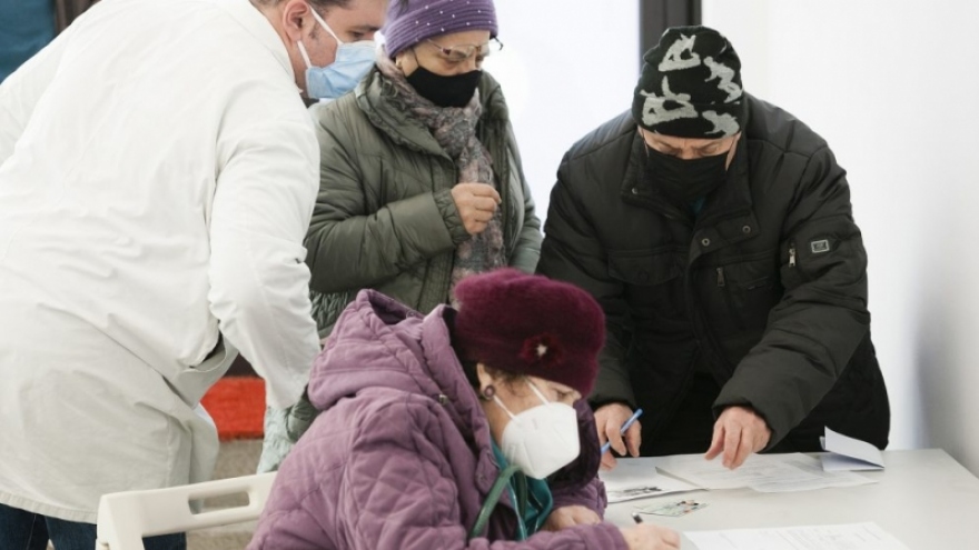 Bulgaria xem xét tái phong tỏa đất nước, Romania áp đặt hạn chế mới với người chưa tiêm chủng