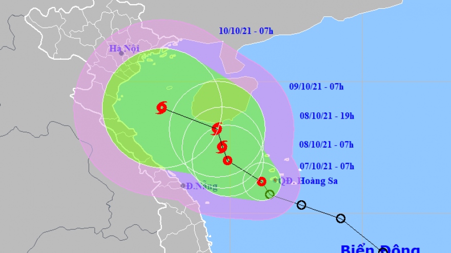 Áp thấp nhiệt đới khả năng mạnh lên thành bão, cảnh báo mưa lớn ở miền Trung