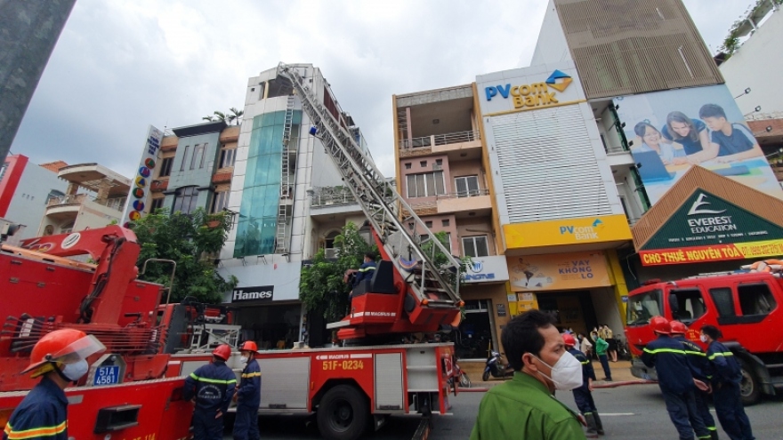 Cháy nhà 5 tầng ở TP.HCM, một người rơi từ tầng 4 xuống đất