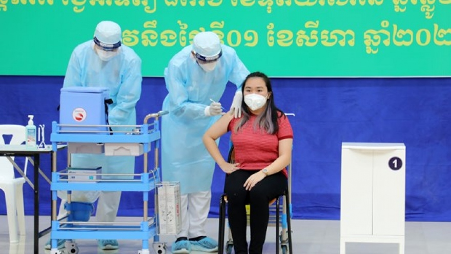 Đạt kỳ tích tiêm chủng, Campuchia chọn lối đi riêng để sống chung với dịch Covid-19