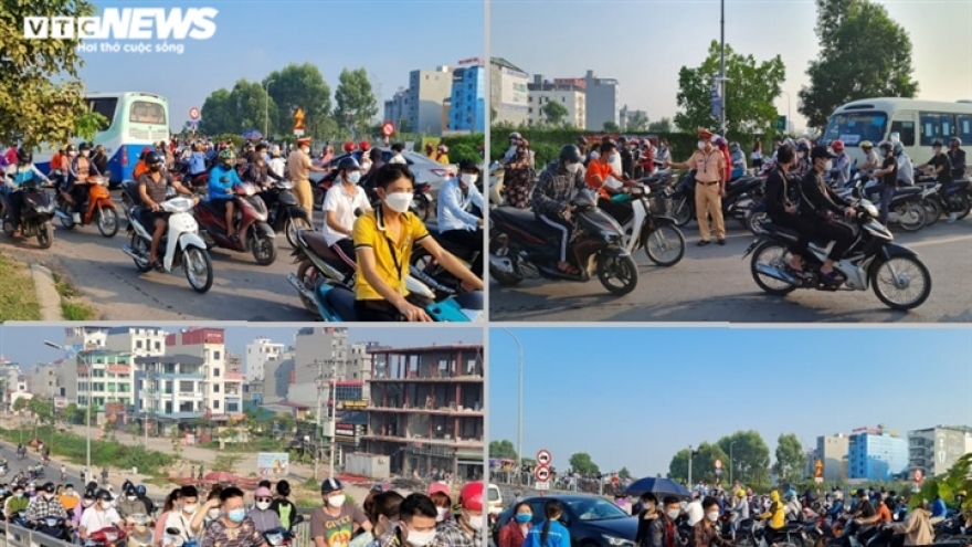 Giao thông hỗn loạn mạnh ai nấy đi ở đường gom cao tốc Hà Nội-Bắc Giang