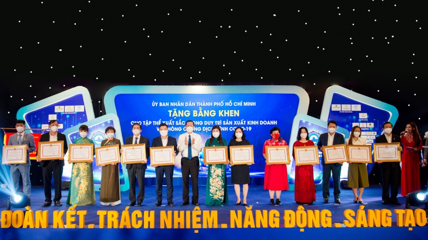 Tập đoàn Hưng Thịnh nhận bằng khen của TP.HCM về duy trì sản xuất và phòng chống Covid-19 