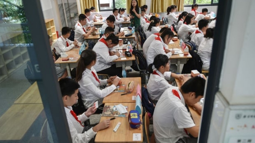 Trung Quốc thông qua luật giáo dục giảm áp lực bài tập về nhà cho học sinh