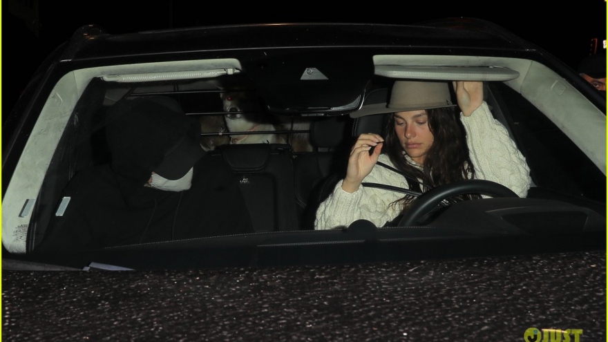 Leonardo DiCaprio và bạn gái xinh đẹp lái xe đi ăn tối