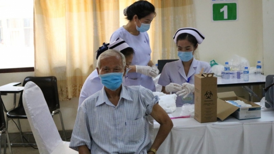 Lào hối thúc người dân đi tiêm vaccine ngừa Covid-19