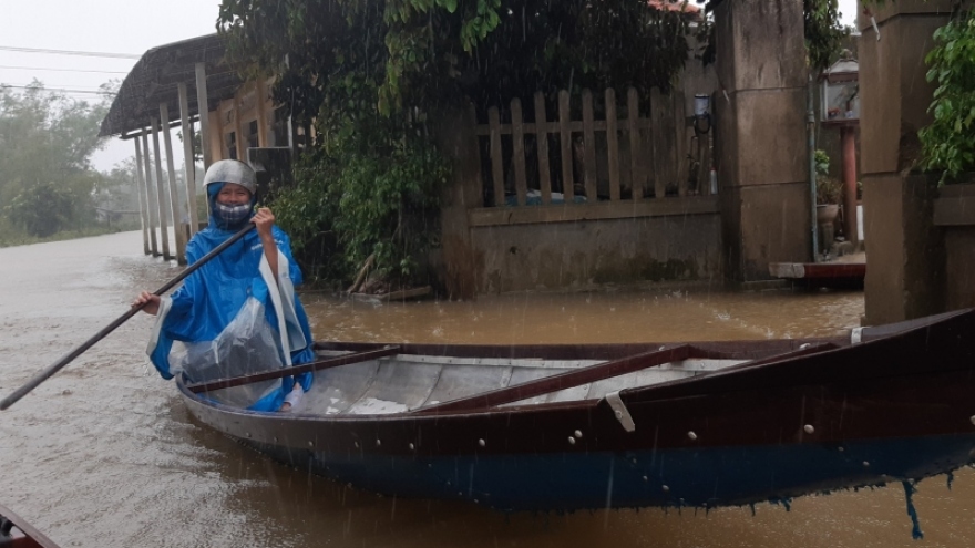 Mưa lớn gây ngập một số nơi ở Thừa Thiên - Huế, dân dùng thuyền đi lại trên đường