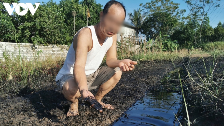 Công an điều tra vụ xả thải dầu nhớt đen ở huyện Phúc Thọ, Hà Nội