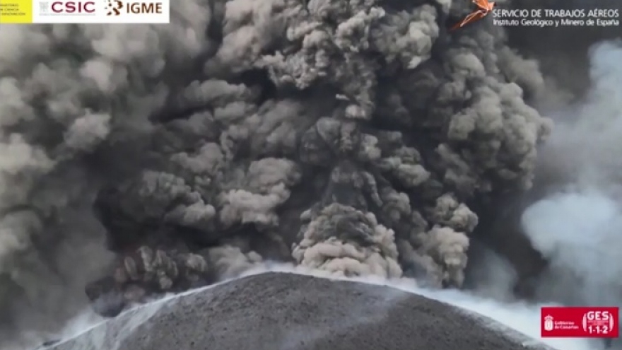 Video: Núi lửa phun trào dữ dội nhìn từ UAV trên không
