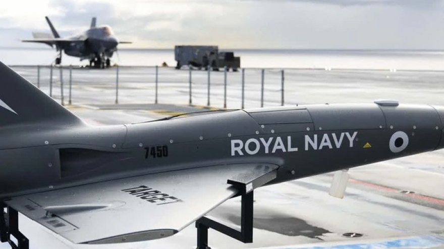 Cận cảnh Hải quân Anh lần đầu tiên phóng thử UAV công nghệ cao từ tàu sân bay