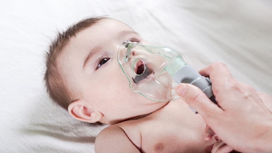 Ngoài virus SARS-CoV-2 và virus cúm, cần lưu tâm đến virus hợp bào hô hấp ở trẻ