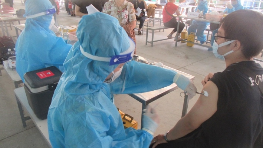 Bình Thuận tiêm vaccine ngừa Covid-19 cho 3.600 công nhân