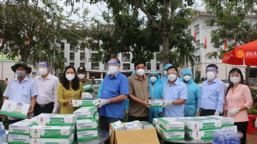 Công an tỉnh An Giang trao tặng 50 tấn gạo và vật tư y tế cho người dân gặp khó khăn