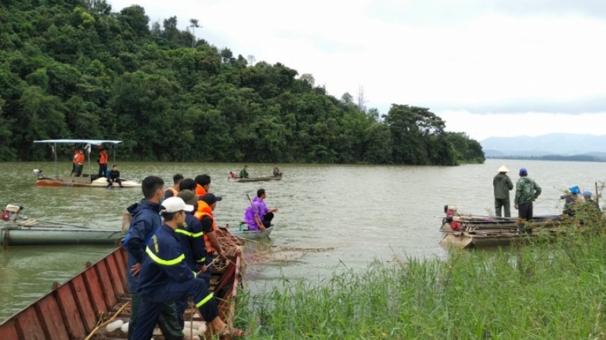 Lật thuyền 2 người mất tích ở lòng hồ thủy điện Plei Krông (Kon Tum)