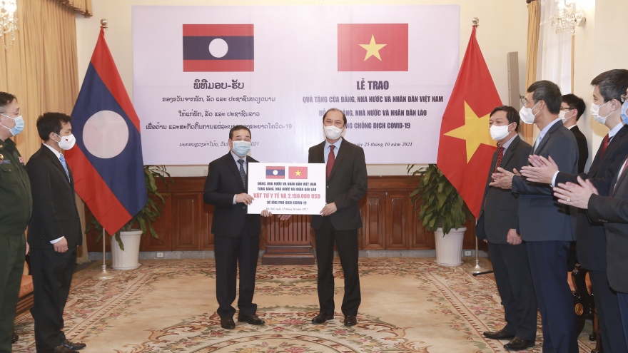 Việt Nam hỗ trợ khẩn cấp Lào hơn 2 triệu USD và vật tư y tế để chống dịch Covid-19