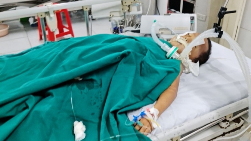 Gần 20 học sinh ngộ độc, một trẻ tử vong sau khi ăn quả Hồng Châu
