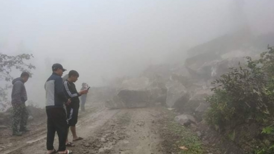 Hàng chục nghìn khối đất đá vùi lấp tỉnh lộ 158 đi Bát Xát, Lào Cai