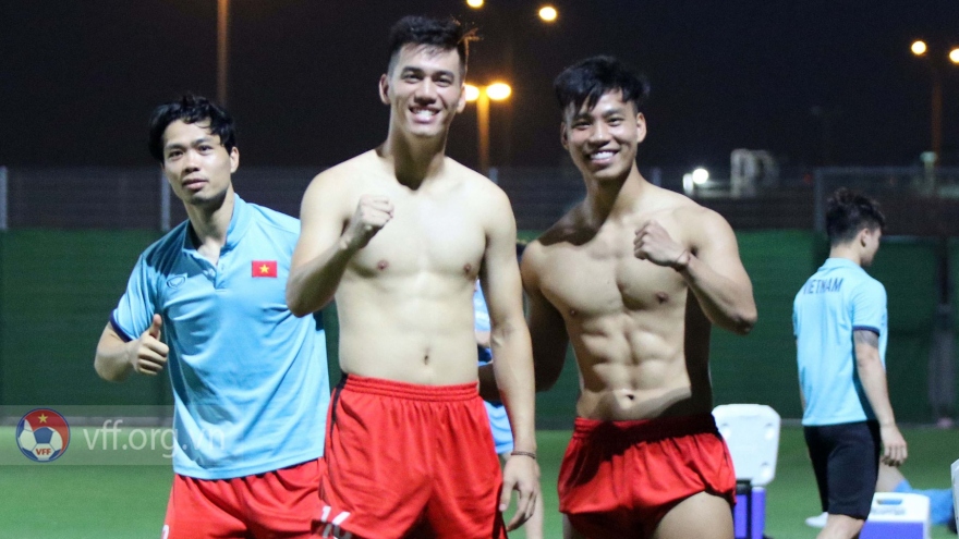 Văn Thanh khoe cơ bụng 6 múi "siêu chuẩn" trước trận gặp ĐT Trung Quốc