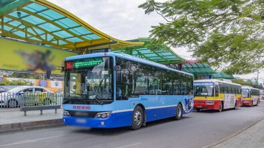 Hà Nội cho phép xe buýt, taxi hoạt động trở lại, quán ăn được phục vụ tại chỗ