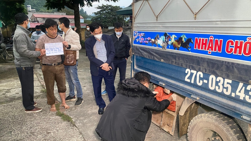 Công an Lào Cai bắt 3 nghi phạm vận chuyển 40 bánh heroin