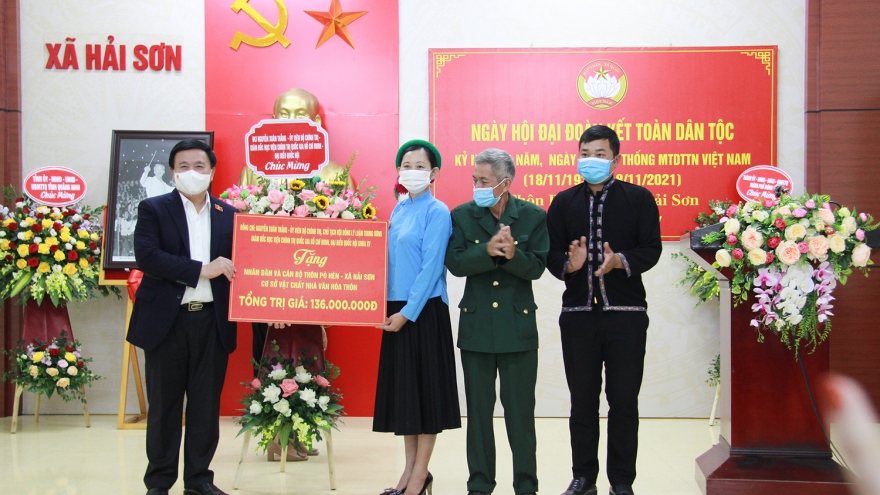 Ông Nguyễn Xuân Thắng dự ngày hội Đại đoàn kết dân tộc tại thôn Pò Hèn