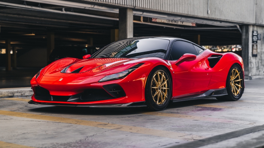 Cận cảnh Ferrari F8 Tributo độ bánh xe mạ vàng