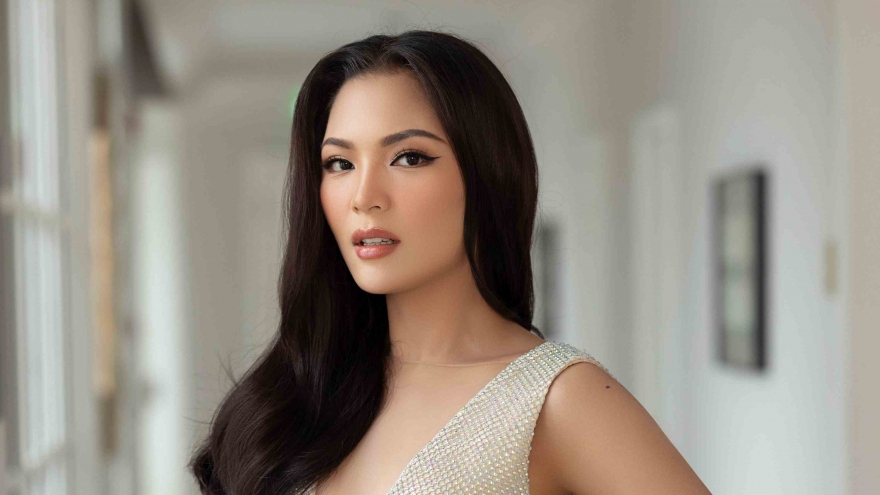 Đại diện Việt Nam tại Miss Earth 2021 “lấn át" đối thủ trong phần thi "Trang phục dạ hội"