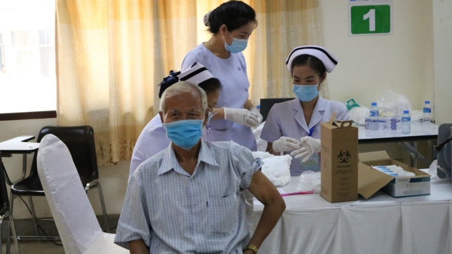 Gần 42% dân số trưởng thành ở Lào được tiêm đủ liều vaccine Covid-19