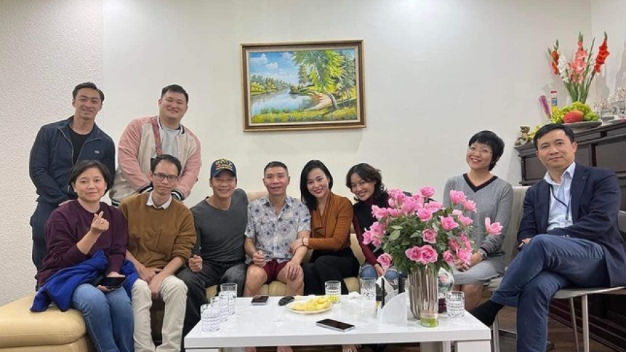 Chuyện showbiz: MC Thảo Vân và dàn sao "Hương vị tình thân" đến thăm NSND Công Lý