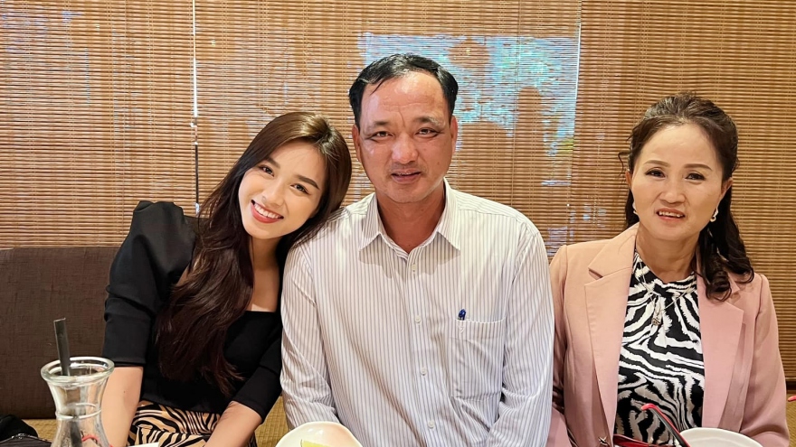 Hoa hậu Đỗ Thị Hà vui vẻ ăn tối cùng bố mẹ trước khi lên đường tham dự Miss World 2021